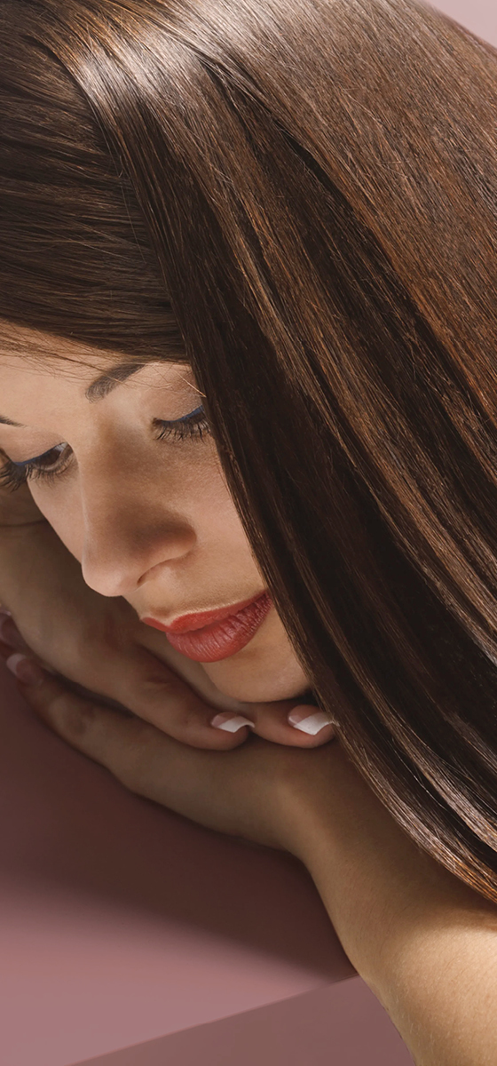 immagine di una ragazza con capelli lisci molto lunghi